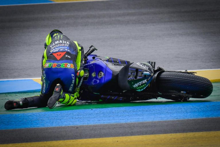 Rossi terjatuh